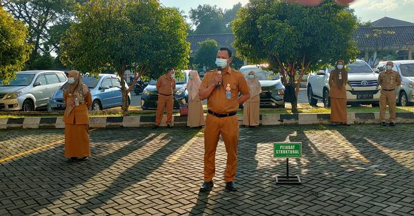 TEKANKAN DISIPLIN PEGAWAI, KABAG TU MOTIVASI UNSUR PIMPINAN UNTUK PEMBINAAN PARA STAF